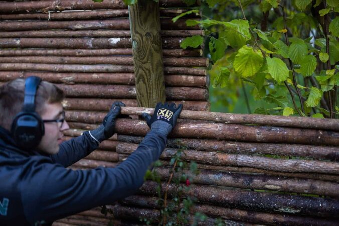 Guide: Sådan lykkes du med opsætning af hegn – Fra planlægning til færdigt resultat