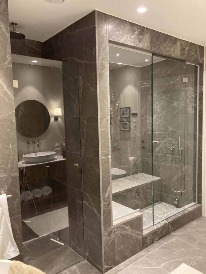 Lille badeværelse? Sådan får du mere plads og lys med den rette glasvæg