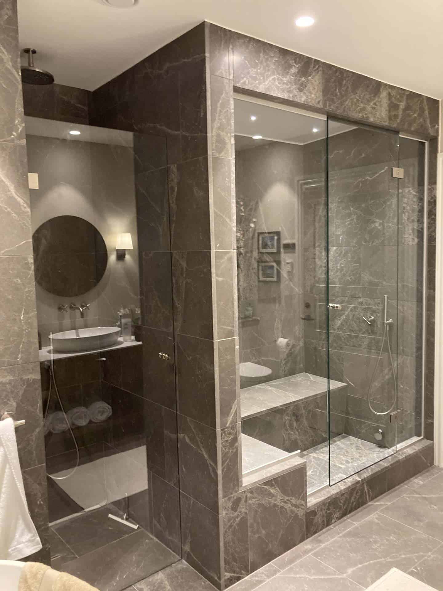 Lille badeværelse? Sådan får du mere plads og lys med den rette glasvæg