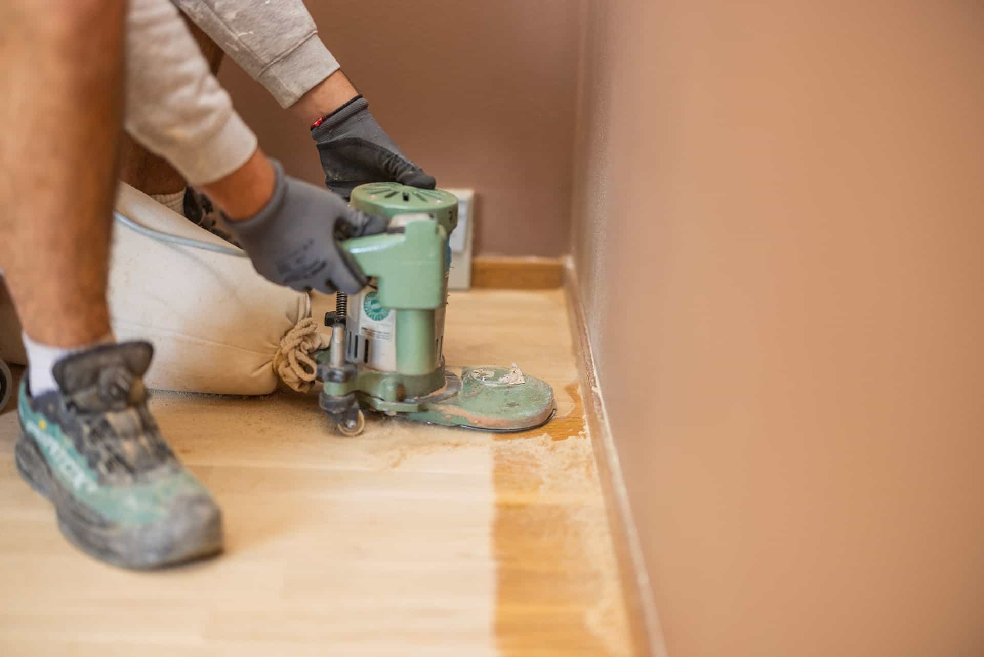 Afslibning af gulve og træterrasser, så du er klar til sommeren