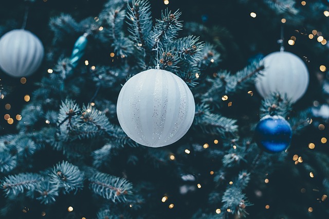 Forkæl dit juletræ med et stilfuldt og tidløst juletræstæppe fra Ib Laursen